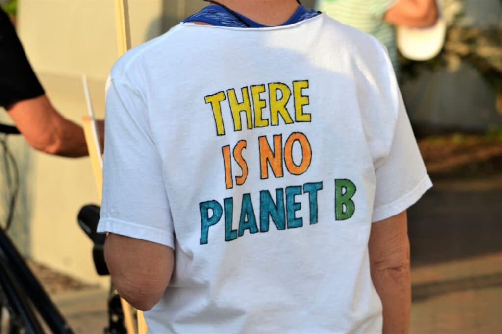 T-shirt med ordene "there is no planet B"